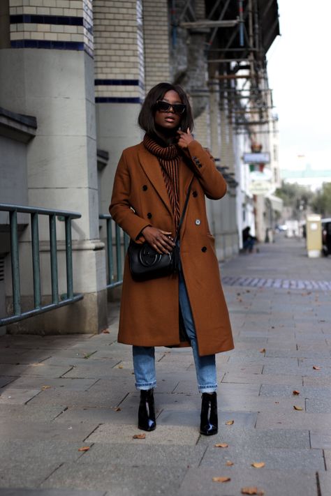 Autumn Outfits Women 30s, Brown Peacoat Womens Outfit, Fall Jackets Black Women, Preppy Style Black Woman, Deep Autumn Black Women, Dark Autumn Black Women, Business Trip Outfits For Women Winter, Black Women Fall Fashion 2023, Smart Casual Women Autumn