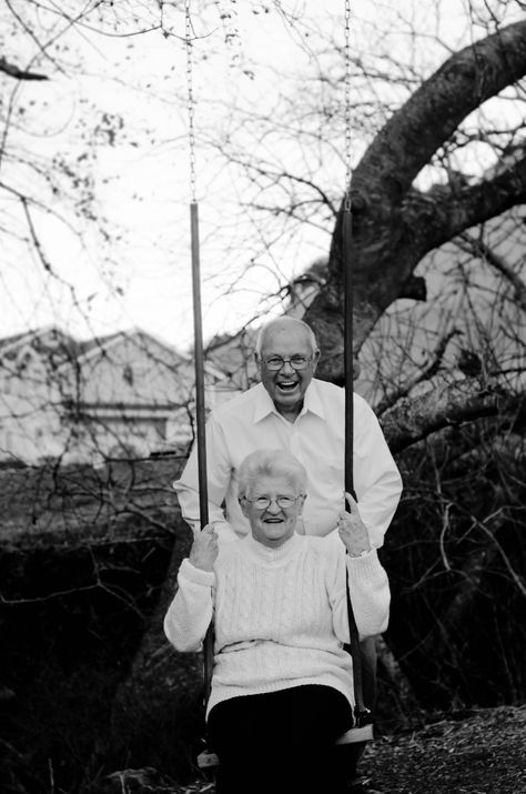 Old Cute Couples, Old Couple Art, Old Couples In Love, Love Old Couple, Old Age Love, Old Age Couple, Old People In Love, Happy Old Couple, Old Couple Photography