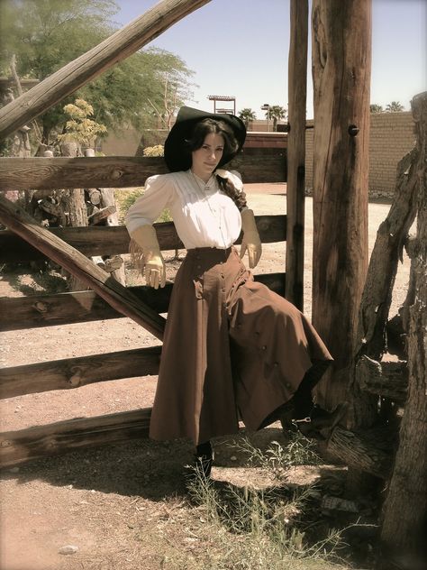 Dressed in Time: Gibson (Cow)girl - Edwardian era western wear done right! Old Western Outfits Women, Wild West Costumes, Wild West Outfits, Riding Skirt, Saloon Girls, Cowboy Aesthetic, Cowgirl Dresses, The Old West, Estilo Hippie