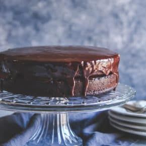 The best chocolate layer cake recipe you'll ever make! - Sweetphi Red Wine Cake, Chocolate Layer Cake Recipe, Wine Cake, Cake Homemade, Diy Wedding Cake, Layer Cake Recipes, Chocolate Layer Cake, Best Chocolate Cake, Layered Cake