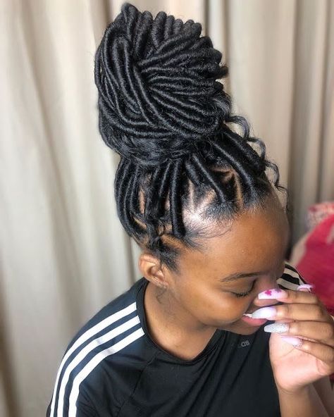 Diy Faux Locs, Brazilian Wool Hairstyles, Faux Locs Goddess, Brazilian Wool, Faux Locs Hairstyles, Braids Hairstyles Pictures, Goddess Locs, Crochet Braids Hairstyles, Cool Braid Hairstyles