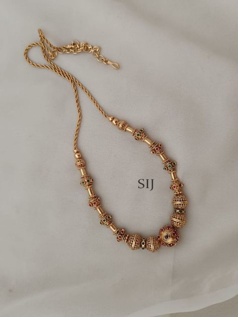 Simple Neck Chains Gold, Gold Neck Chain Designs For Women, Tanishq Jewellery Gold Necklaces, Short Gold Necklace, Tanishq Jewellery, Cz Stone Necklace, Purple Bead Necklace, Delicate Gold Jewelry, Bridal Pendant