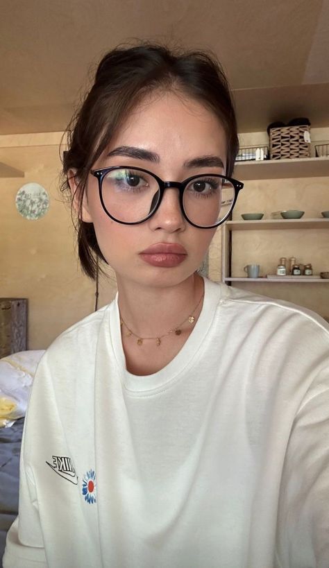 Bad Eyesight, Classy Glasses, Glasses Inspiration, Nerd Glasses, Glasses Makeup, Fashion Crochet, New Glasses, Girls With Glasses, Pretty Selfies