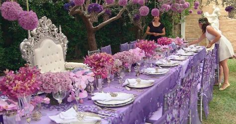 Lisa’s signature color is of course pink, and she totally goes overboard with the pink roses and other flowers, but it really works, don’t you think? Lisa Vanderpump House, Lisa Vanderpump Style, Lisa Vanderpump, Rose Garland, Housewives Of New York, Housewives Of Beverly Hills, Dinner Themes, Big Party, Party Entertainment