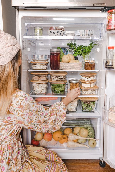 plastic free fridge storage ideas #zerowaste #plasticfree #sustainablelifestyle #sustainableliving #inspiration Fridge Goals Snacks, Healthy Fridge Goals, Fridge Goals Healthy Food, Full Fridge Goals, Small Fridge Organization, Full Fridge, Healthy Fridge, Dorm Fridge, House Organisation