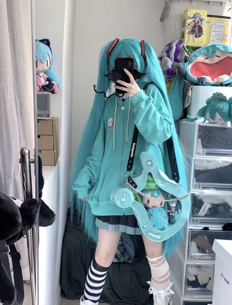 Vocaloid Outfit Ideas, Miku Outfit Ideas, Dark Miku Wallpaper, Hatsune Miku Inspired Outfits, Miku Inspired Outfits, Hatsune Miku Aesthetic, Pjsk Cosplay, Miku Outfits, Hatsune Miku Outfits