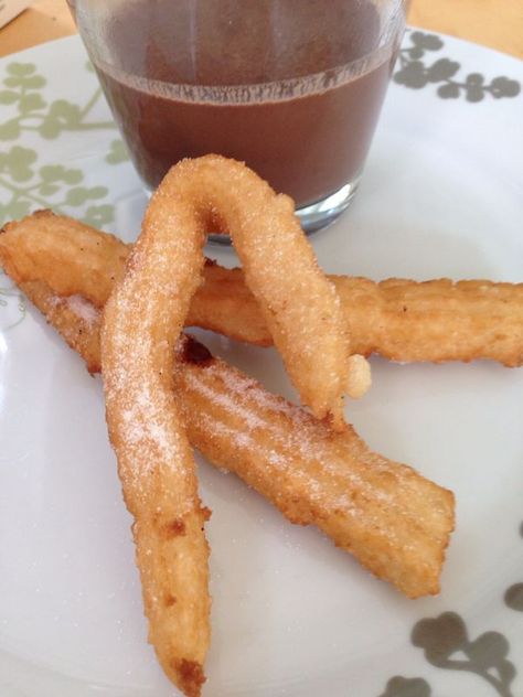 Churros are one of my favourite snacks, and the Spanish recipe is dairy and lactose free. Perfect, if not entirely healthy! Spanish Churros Recipe, Cactus Recipe, Easy Spanish Recipes, Roti Panggang, Homemade Churros, Easy Pumpkin Dessert, Chocolate Dipping Sauce, Spanish Desserts, Churros Recipe