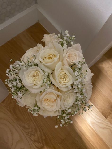 White Flowers With Gold Accents, Prom Flowers Bouquet, White Rose Bridal Bouquet, Big White Flowers, Homecoming Flowers, Prom Gold, Vanilla Aesthetic, Prom Bouquet, Simple Wedding Bouquets