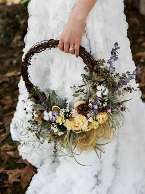 3 Hoop Bouquet Ideas for your Bridesmaids 7 Circle Bouquet, White Grapevine Wreath, Bouquet Champetre, Unique Wedding Bouquet, Wedding Hoop, Cheap Wedding Flowers, Flower Girl Bouquet, Bouquet Arrangements, Floral Hoops