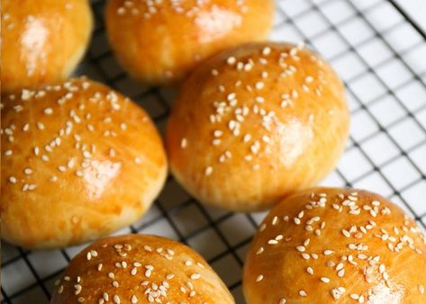 Gluten-Free Sourdough Hamburger Buns Gluten Free Sourdough Hamburger Buns, Gluten Free Sourdough Buns, Gluten Free Sourdough Rolls, Gluten Free Sourdough Recipes, Gluten Free Hamburger Buns Recipe, Gluten Free Burger Buns, Sourdough Hamburger Buns, Hoagie Roll Recipe, Gluten Free Hamburger Buns