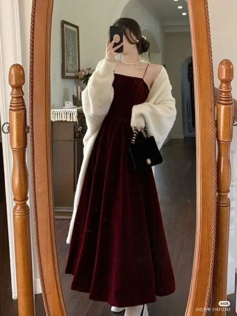 Korean Red Dress, Gorge Dresses, Elegant Dinner Outfit, Maroon Red Dress, Gaun Koktail, Wine Colored Dresses, Velvet Evening Dress, Dress Maroon, Aesthetic Dress