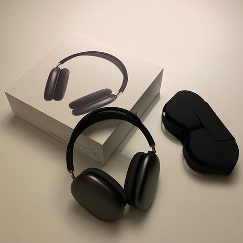 Enjoy Apples latest designs and technology with this new sleek design and stylish look. These noise cancelling headphones are perfect for any activity, event, or simply for lounging around and enjoying music. Hedfones Aesthetic, Apple Airpods Max Aesthetic Black, Black Apple Headphones, Apple Headphones Aesthetic, Fone Apple, Headphones Apple, Apple Headphones, Cute Headphones, Apple Headphone