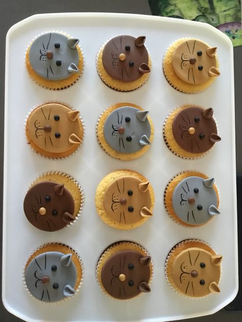 Easy Cat Cupcakes, Haloween Cupcakes, Animal Cupcakes Easy, Christmas Sleepover, Dog Cupcakes, Cat Cupcakes, Yummy Desserts Easy, Animal Cupcakes, Easy Cupcakes