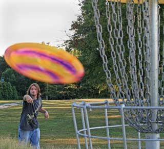 The only golf I'll EVER play. Frisbee Golf Brentwood Tennessee, Golf With Friends, Golf Watch, Disc Golf Courses, Frisbee Golf, Ultimate Frisbee, Summertime Fun, Hole In One, Golf Game