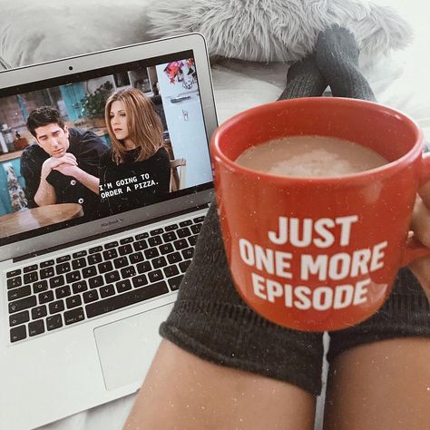 Tv Shows Aesthetic, Netflix And Chill Aesthetic, Aesthetic Saturday, Laptop Aesthetics, Chill Friends, Ross And Rachel, Saturday Weekend, About Coffee, Instagram Ideas Photography