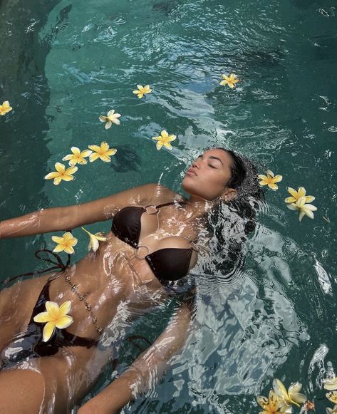 Puerto Rico Pictures, Pool Poses, Pool Photography, Summer Lifestyle, Pool Fashion, Tropical Pool, Selfie Poses Instagram, Flowers Aesthetic, Pool Photos