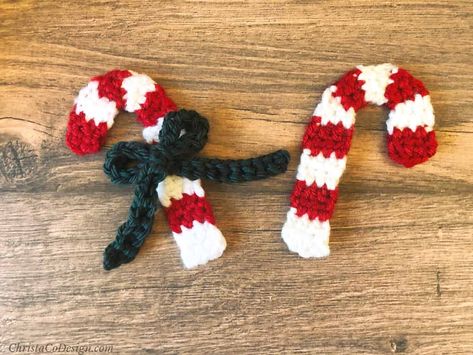 Two crochet candy canes facing out from each other, one with green bow. Crochet Candy Cane, Football Crochet, Crochet Christmas Lights, Christmas Applique Patterns, Crochet Butterflies, Christmas Candy Cane Decorations, Crochet Candy, Christmas Crochet Patterns Free, Crochet Gloves Pattern