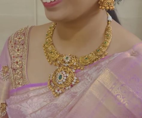 Nakshi Jewellery Bangles, Harams Gold Indian Jewellery Design, Simple Aari Thread Work Blouse Design For Pattu Saree, Gold Kante Designs, Kante Necklace Designs, Short Haram Designs Gold, Short Gold Necklace Designs, Short Necklace Designs Gold Latest, Nakshi Necklace Designs