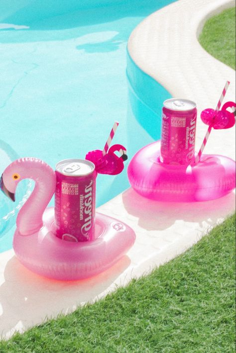 Summertime , drinks , pink 🩷🫧🦩 Pink Theme Pool Party, 90s Pool Party Aesthetic, Pool Party Accessories, 50s Pool Party, Pink Pool Party Decorations, Sweet 16 Pool Party Ideas, Pool Party Aesthetic, Sweet 16 Pool Parties, Pink Pool Party