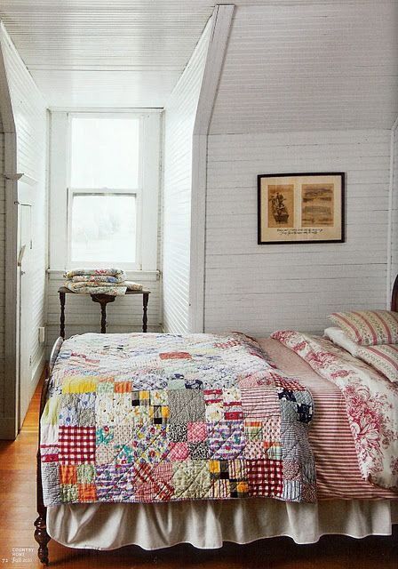 Quilts With Curved Pieces, Vintage Country Bedroom, Colorful Quilt Bedroom, Farmhouse Bedroom Quilt, Patchwork Quilt Bedroom, Bedroom Shiplap, Quilt Bedroom, Traditional Farmhouse Decor, Plaid Quilt