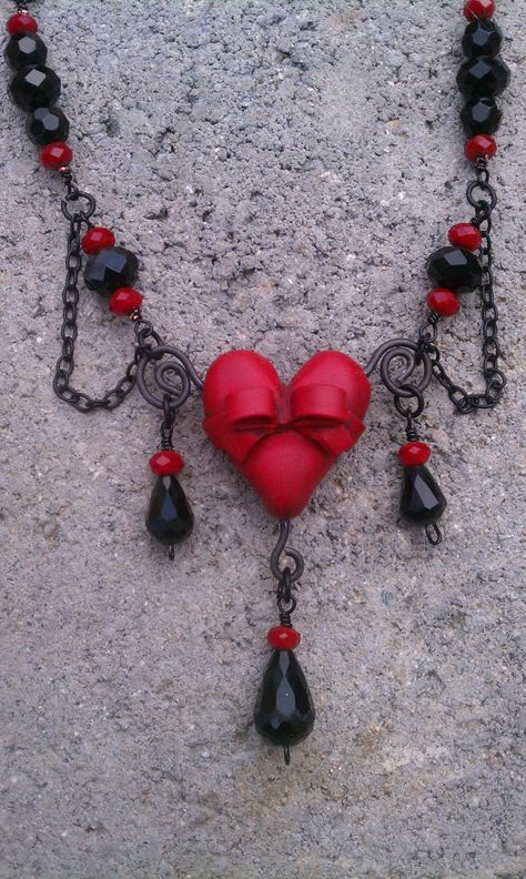 Gothic Polymer Clay, Goth Valentines, Halloween Jewellery, Gothic Jewelry Diy, Jewelry Pottery, Red Heart Necklace, Wood Jewelery, Halloween Necklace, Diy Jewelry Inspiration