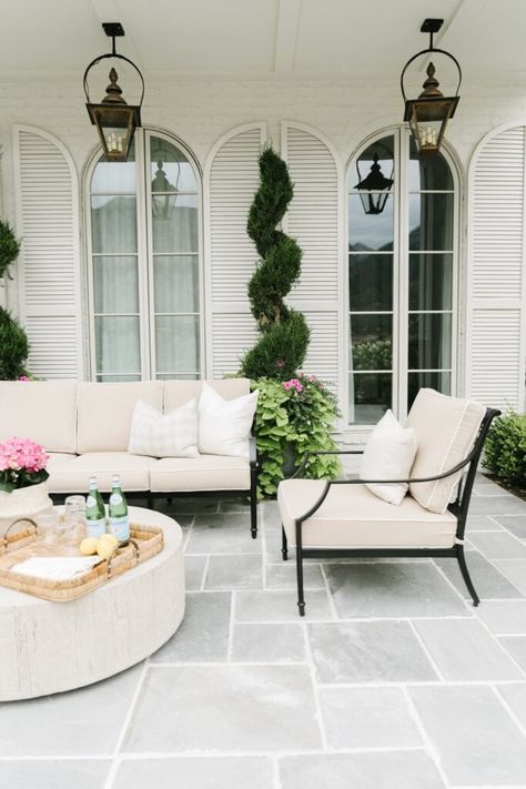 Preppy White House Exterior, Old Money Patio, Southern Patio Ideas, French Backyard Ideas, Outdoor Front Entryway Ideas, Patio Accent Wall, Black And White Patio Furniture, Nantucket Backyard, Mediterranean Outdoor Decor