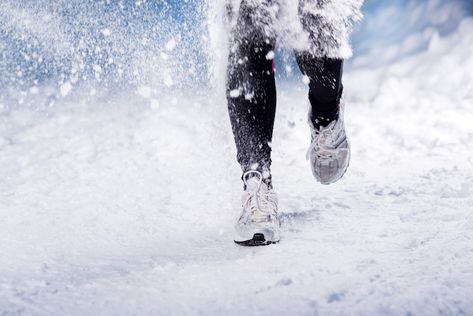 Running in the dead of winter isn't easy but it can be done. Before you head out, take a minute to read these important safety tips from a running expert.   #injurytemperature #muscles #physicaltherapist #running #safety #snow #tips #winter Running In The Snow, Winter Running Gear, Running Safety, Arctic Air, Winter Training, Running In Cold Weather, Winter Running, Running Gear, Running Tips