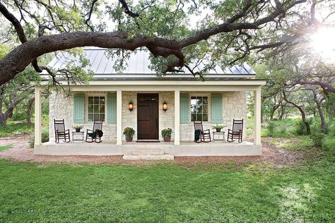 Farmhouse Cottage Plans, Small Farmhouse Plans, Farmhouse Style Exterior, Texas Farmhouse, Southern Farmhouse, Old Stone Houses, Gate Designs, Small Farmhouse, Small Porches