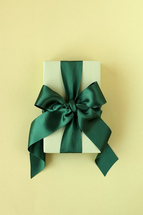 Inspired Projects, Wall Art & Stationery… Meet Minted! | Celebrating everyday life with Jennifer Carroll Giftwrap Ideas, Bow Tying, Cute Gift Wrapping Ideas, Seuss Classroom, Bread Packaging, Fancy Bows, Wrapping Presents, Perfect Bow, Activities Ideas