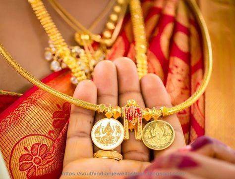 Thali Designs, South Indian Mangalsutra, Hindu Wedding Photos, Wedding Jewelry Photography, Marriage Photoshoot, Indian Wedding Poses, Mangal Sutra, Indian Marriage, Marriage Photography