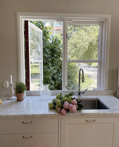 Window Kitchen Cabinets, Kitchen Window Decor Over Sink, Kitchen Window Ideas Over Sink, Kitchen Window Ideas, Scandinavian Summer House, Kitchen Window Decor, Kitchen Window Design, Window Kitchen, Scandinavian Summer