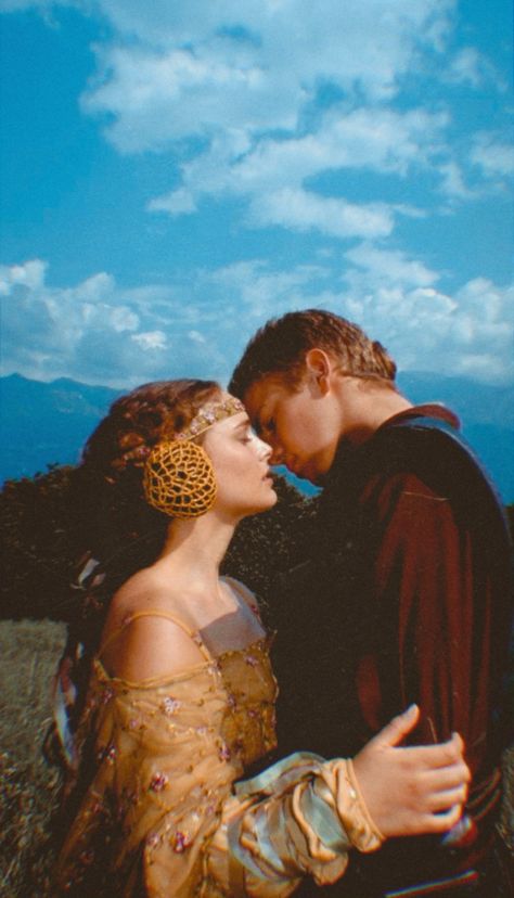 Padme Wallpaper, Anakin Wallpaper, Pisces Mermaid, Padme Anakin, Star Wars Padme Amidala, Anakin Padme, Star Wars Couples, Christmas Party Photo, Star Wars Padme