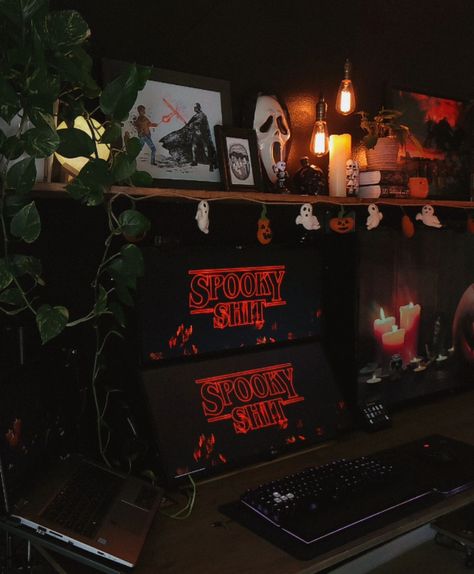 Spooky Gaming Room, Witchy Gaming Room, Horror Themed Gaming Setup, Horror Gaming Setup, Horror Pc Setup, Halloween Gaming Setup, Spooky Gaming Setup, Goth Pc Setup, Goth Gaming Setup