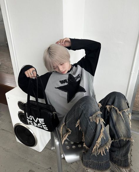 Shoujo Boy Outfit, Streetwear Fashion Boys, Korean Boy Aesthetic, Male Poses Reference, Futurism Fashion, Korean Street Fashion Men, Boyish Style, Techwear Fashion, Guy Fits