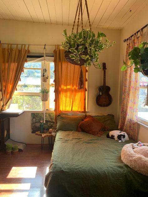 Sun Themed Bedroom Aesthetic, Panel Bedroom Ideas, Urban Outfitters Bedroom Bedding, Window Bedroom Ideas, Home Interior Design Ideas Modern, 70s Inspired Bedroom, Indie Room Aesthetic, Urban Outfitters Bedroom, Window Bedroom