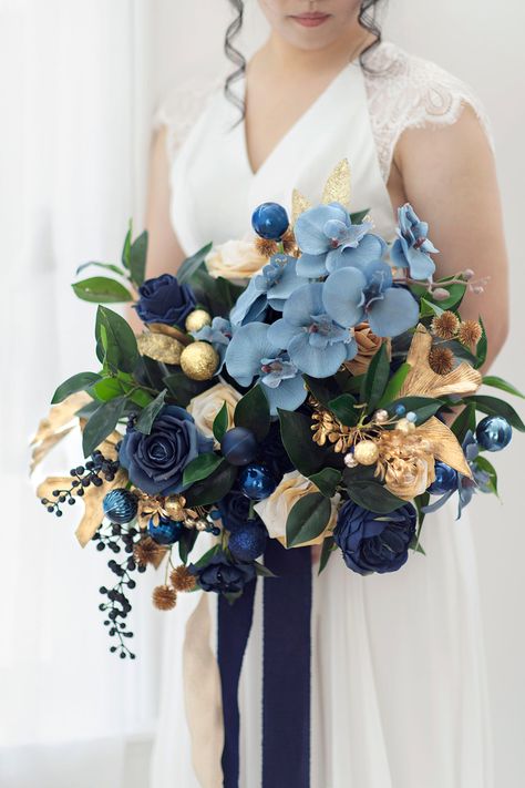 Starry Night Wedding Bouquet, Blue And Gold Flower Arrangements, Blue And Gold Wedding Flowers, Prom Props, Blue And Gold Wedding, Navy Blue And Gold Wedding, Gold Wedding Flowers, Dark Blue Wedding, Gold Bouquet