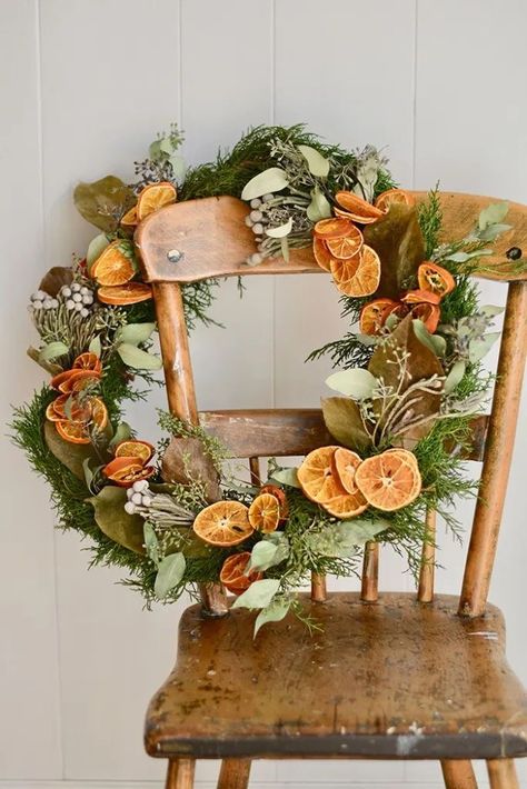 Idéias de Decor de Natal Eco Chic – DIY – ViaFla Julkransar Diy, Navidad Natural, Jul Diy, Easy Diy Wreaths, Wreaths Ideas, Dried Oranges, Navidad Diy, Natural Christmas, Wreaths Diy