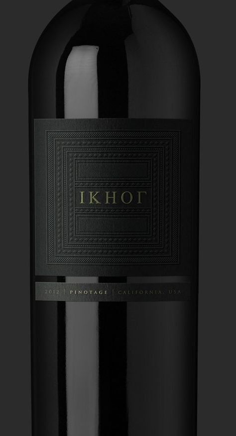 Minimalist black wine label Modern Wine Labels, Black Wine Labels, Wine Label Inspiration, Wine Bottle Label Design, Wine Label Packaging, Wine Packaging Design, Wine Bottle Design, Alcohol Packaging, Bottle Label Design