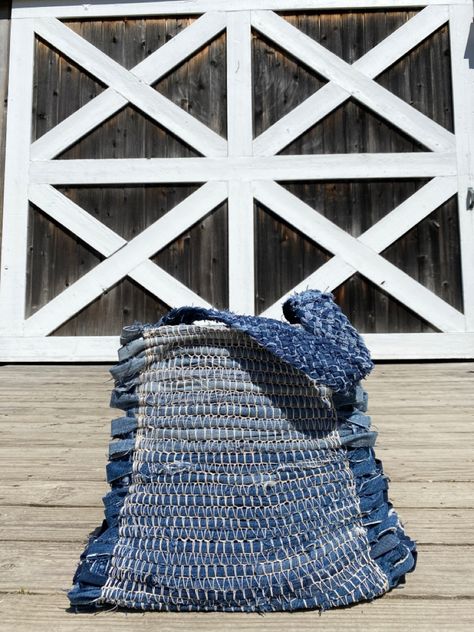 Recycled Crochet Projects, Denim Crochet Ideas, Denim Yarn Crochet, Crochet With Denim, Denim Crochet Bag, Denim Macrame, Crochet Blanket Easy, Weaved Bag, Macrame Braid