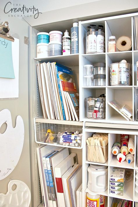 Closet Art Storage, Tiny Art Studio Organization, Storage For Paintings, Home Art Studios, Creative Storage Ideas, Ideas For Crafts, Rangement Art, Painting Storage, Art Studio Storage