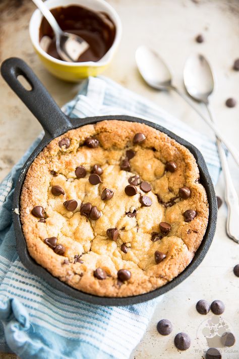 Skillet Cookie For Two, Cookie For Two, Cast Iron Skillet Cookie, Pizookie Recipe, Single Serve Cookie, Oatmeal Biscuits, Chocolate Chip Skillet Cookie, Deep Dish Cookie, Skillet Cookie Recipe