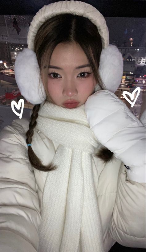 makeup fashion cute snow wear cold girl Outfits With Low Rise Jeans, Makeup Looks Winter, Winter Inspo Outfits, Winter Outfits Snow, Winter Maternity Outfits, Cold Girl, Outfits Cold, Winter Princess, Winter Outfits Aesthetic