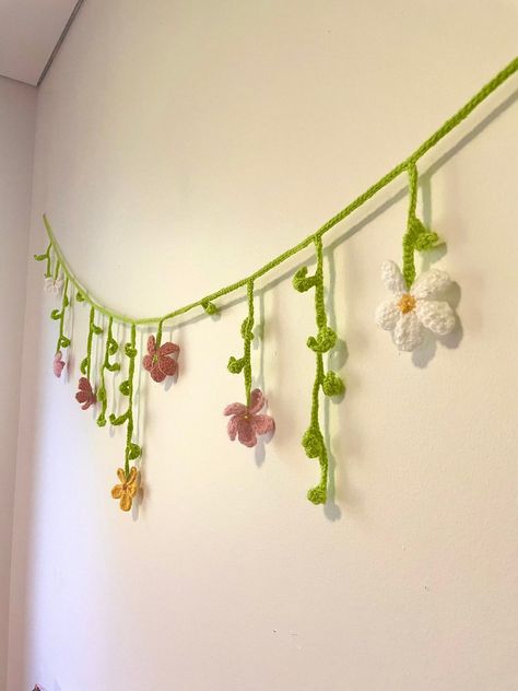 Crochet flower garland. Easy crochet project inspiration. Spring aesthetic Crochet Floral Garland, Crochet Projects For Room, Crochet Flower Banner, Crochet For Dorm Room, Simple Hobbies Ideas, Crocheted Flower Garland, House Decor Crochet, Crochet Flowers Hanging, How To Crochet Mini Flowers