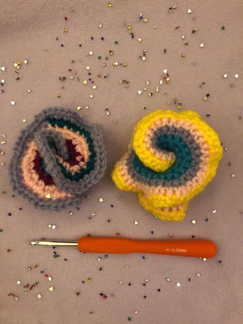 Crochet Infinity Loop Fidget, Crochet Fiddle Toy, Crochet Stim Toy, Crochet Figit Toys Free Pattern, Crochet Sensory Toys Free Pattern, Topological Crochet, Crochet Fidget Toys Free Pattern, Crochet Sensory Toys, Fidget Crafts