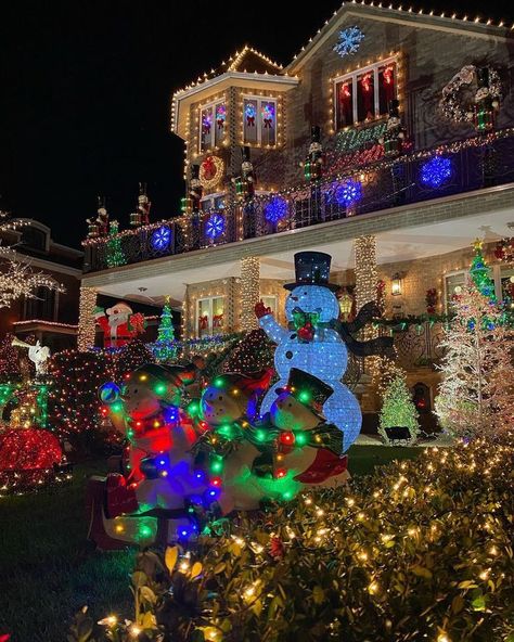 Christmas Neighborhood, Dyker Heights, Christmas Lockscreen, House Lights, Exterior Christmas, Winter Things, Christmas Dreaming, Merry Christmas Pictures, Unique Christmas Cards