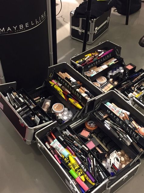 Kpop Backstage Room, Make Up Artist Job Aesthetic, Make Up Artist Aesthetic, Make Artist, Make Up Hooded Eyes, Makeup Artist Career, Beauty School Cosmetology, Makeup Collection Goals, Make Up Studio