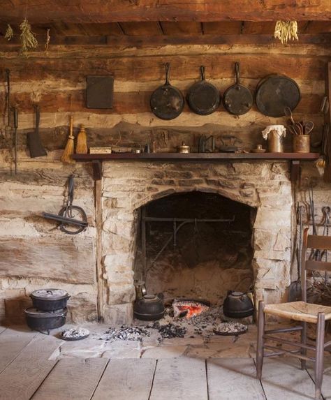 Primitive Fireplace, Fireplace Cooking, Cabin Interiors, Cabin Kitchens, Hearth And Home, Small Cabin, Cabins And Cottages, Old Kitchen, Rustic Cabin