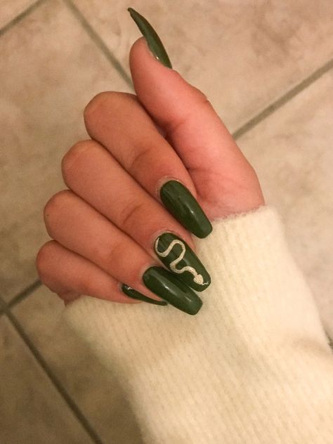 Slytherin Inspired Nails, Slytherin Nail Art, Green Snake Nails, Slytherin Nails, Swift Nails, Snake Nails, Taylor Swift Nails, Dark Green Nails, Slytherin House