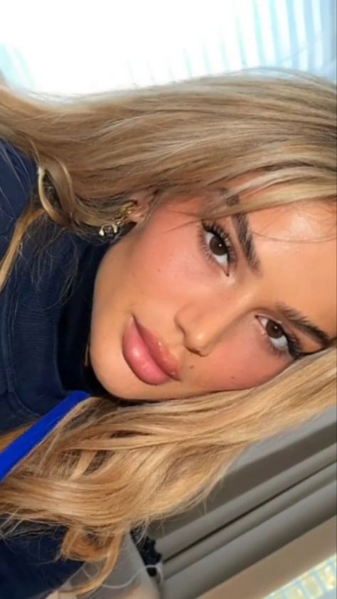 Blond With Dark Eyebrows, Hair Color For Dark Eyebrows, Brown Eyebrows Blonde Hair, Blonde Hair Dark Brows, Blonde Hair With Dark Eyebrows, Blonde Hair Dark Eyebrows, Loredana Zefi, Dark Eyebrows, Brown Eyebrows