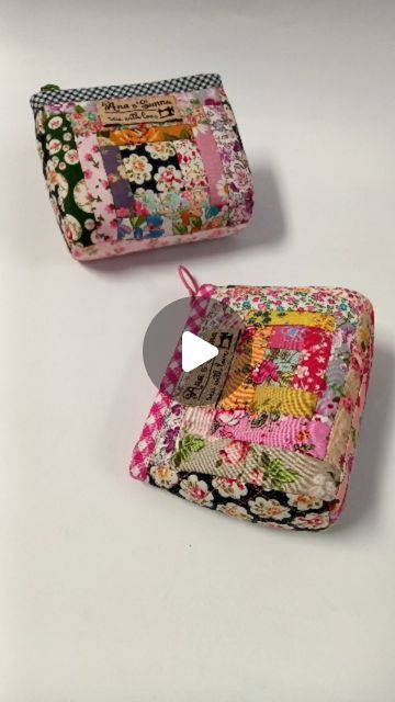 Zip Tutorial, Patchwork Bags Diy, Handmade Fabric Purses, Patchwork Pouch, Mini Zipper Pouch, Drawstring Bag Tutorials, Mini Patchwork, Patchwork Purse, Scrap Fabric Projects